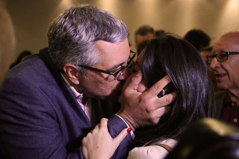 <p>O candidato a governador de São Paulo Alexandre Padilha beija a mulher durante coletiva após o resultado das eleições em hotel na Alameda Santos, em São Paulo</p>