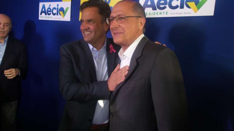 <p>Ao lado de Aécio Neves, Alckmin voltou a negar que falte água ou que será implementado racionamento em São Paulo</p>