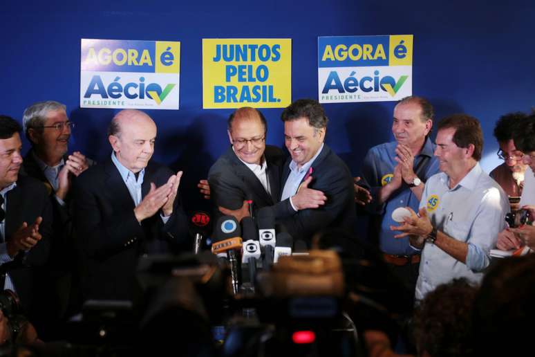 <p>Da esquerda para a direita, o senador eleito por S&atilde;o Paulo, Jos&eacute; Serra (PSDB), Geraldo Alckmin, A&eacute;cio Neves, o vice na chapara presidencial Aloysio Nunes (PSDB) e o deputado federal Paulinho da For&ccedil;a (SDD)</p>