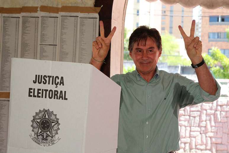 <p>Eunício Oliveira, candidato do PMDB, ao governo do Ceará ao votar</p>