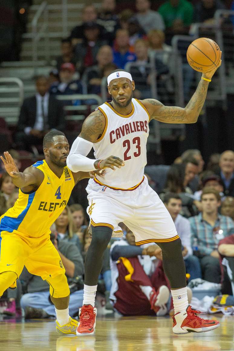 <p>LeBron marcou 12 pontos em sua volta aos Cavaliers contra Maccabi Tel Aviv</p>