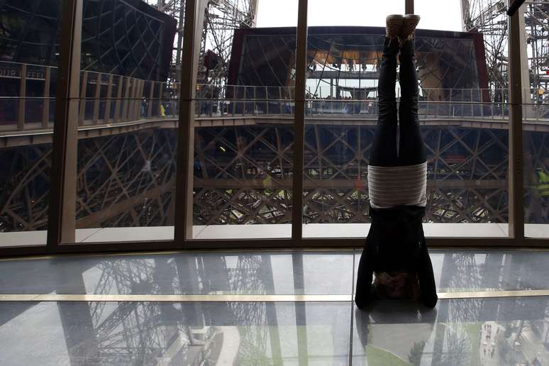 La Torre Eiffel desveló este lunes su renovada primera planta, protegida por un mirador y suelo parcialmente acristalados e integrada por un pabellón comercial y museístico, un salón de congresos y accesos para personas discapacitadas que redimensionan un símbolo nacional que acaba de cumplir 125 años