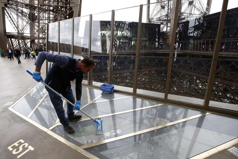 La Torre Eiffel desveló este lunes su renovada primera planta, protegida por un mirador y suelo parcialmente acristalados e integrada por un pabellón comercial y museístico, un salón de congresos y accesos para personas discapacitadas que redimensionan un símbolo nacional que acaba de cumplir 125 años