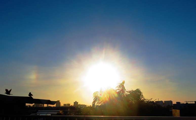 <p>O fen&ocirc;meno &eacute; bastante semelhante ao arco-&iacute;ris</p>