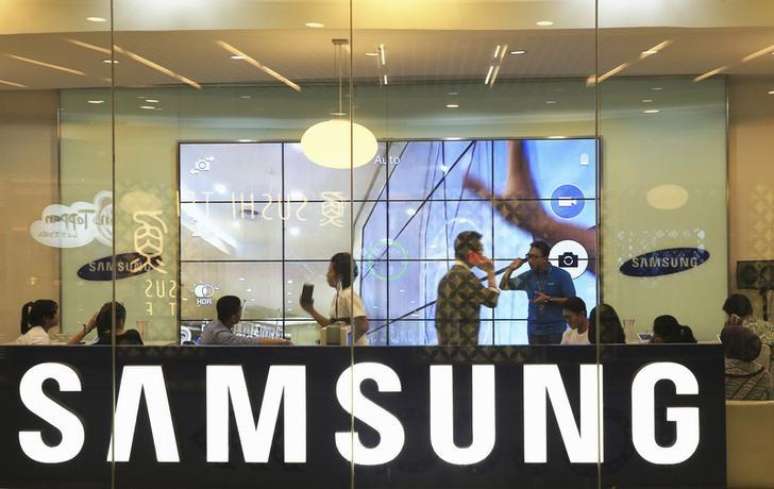 <p>Samsung enfrenta a concorr&ecirc;ncia direta da Apple no mercado de smartphones, mas tamb&eacute;m &eacute; assediada Huawei e Lenovo</p>