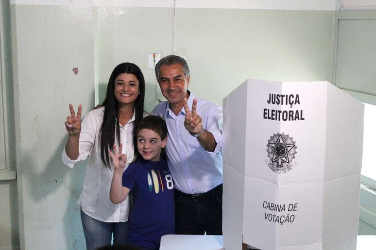 O candidato ao governo do Estado pelo PSDB, Reinaldo Azambuja, votou acompanhado da candidata a vice, Rose Modesto
