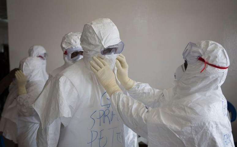 Agentes de saúde usam proteção para Ebola em Monróvia, capital da Libéria, em 30 de setembro de 2014.