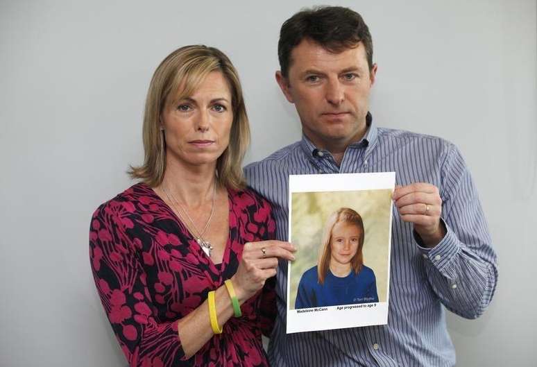 Kate e Gerry McCann posam em 2012 com foto gerada por computador mostrando como estaria sua filha desaparecida Madeleine.