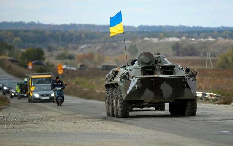 Veículo blindado do Exército ucraniano trafega em estrada perto da cidade de Slaviansk, na Ucrânia. 5/10/2014.
