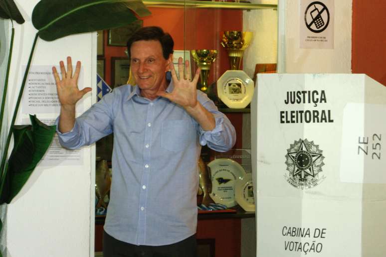 O candidato ao governo do Rio, Marcelo Crivella, votou no Clube Marimbás, junto ao Forte de Copacabana