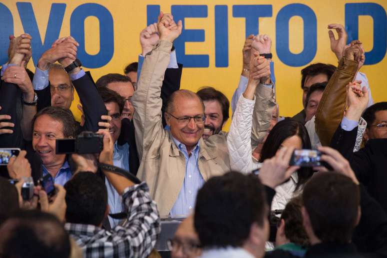 <p>Geraldo Alckmin (ao centro) comemora a vitória nas urnas, no comitê do PSDB em Moema, zona sul de São Paulo</p>