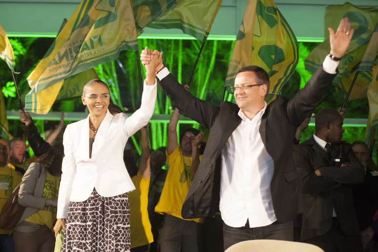 Candidata Marina Silva e seu vice, Beto Albuquerque, em coletiva após ficar na 3ª  colocação no primeiro turno das eleições
