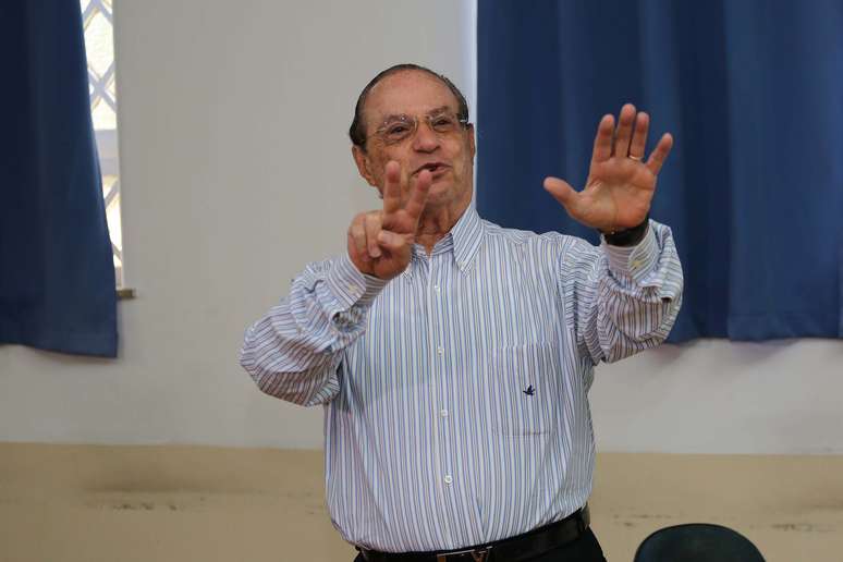 O candidato á Deputado Federal pelo PP, Paulo Maluf durante votação no Antigo Colégio Sacré Couer, na Av. 9 de Julho, em São Paulo, SP, neste domingo, 5 de outubro