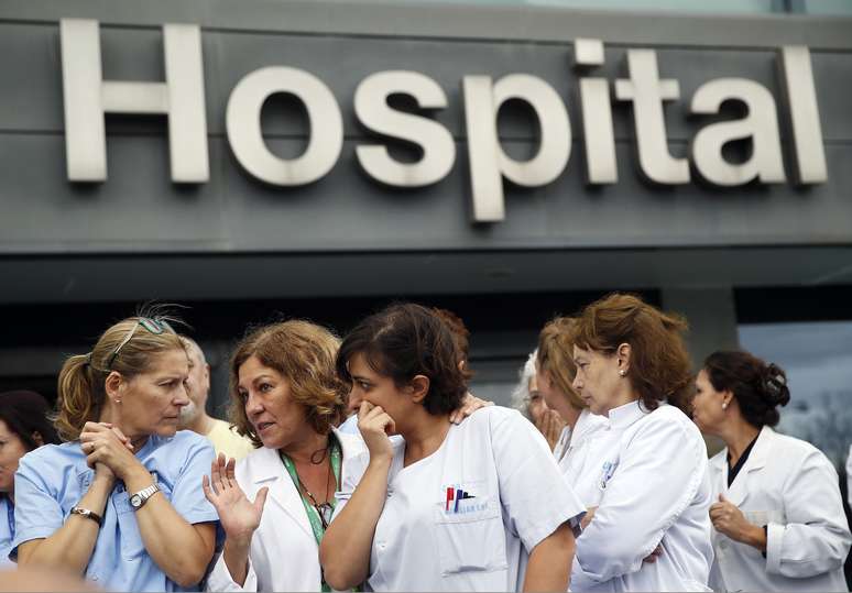 Funcionários do hospital onde a enfermeira infectada por ebola está internada atendem a protestos na porta do local