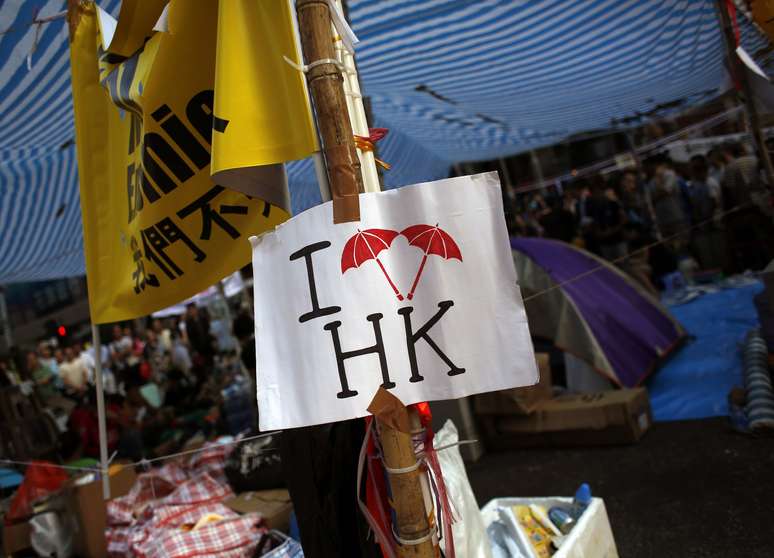 Manifestantes começam a deixar as ruas de Hong Kong nesta terça-feira