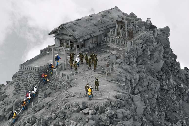 <p>Equipes de resgate do&nbsp;Jap&atilde;o realizam opera&ccedil;&otilde;es de busca no Santu&aacute;rio&nbsp;Ontake, coberto de cinzas,&nbsp;perto do cume do vulc&atilde;o,&nbsp;em 4 de outubro&nbsp;</p>