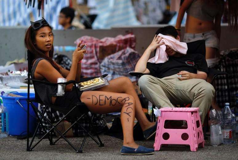 <p>Manifestantes ocupam uma avenida no distrito comercial de Hong Kong</p>