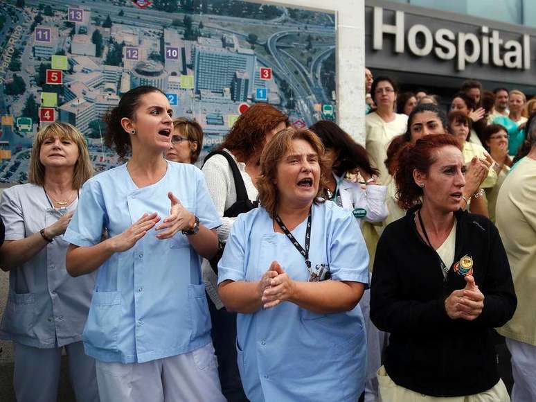 Funcionários de hospital protestam pedindo demissão de ministra da Saúde da Espanha, Ana Mato, depois que enfermeira contraiu Ebola em Madri. 07/10/2014