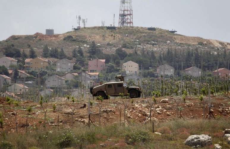 <p>Soldados israelenses patrulham fronteira entre Israel e L&iacute;bano.</p>
