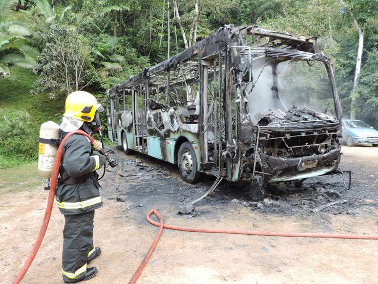 <p>Ônibus incendiado em Blumenau</p>