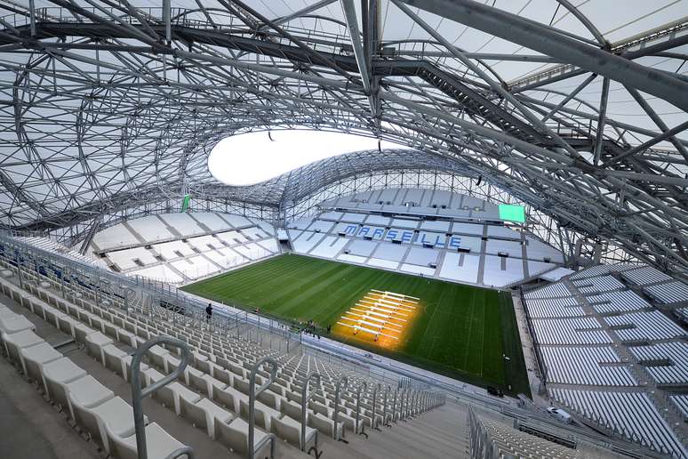 O Vélodrome, estádio do Olympique de Marselha, passou por reformas para receber jogos da Euro 2016. Serão 67 mil lugares e um sistema de iluminação que manterá a qualidade do gramado durante o inverno