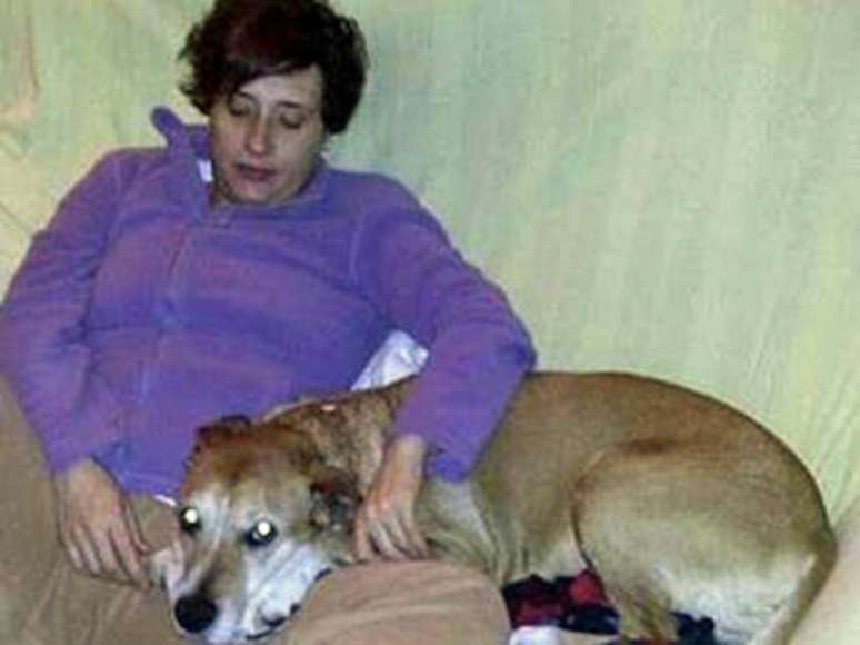 <p>Em foto de arquivo, Teresa Romero brinca com cachorro sacrificado</p>