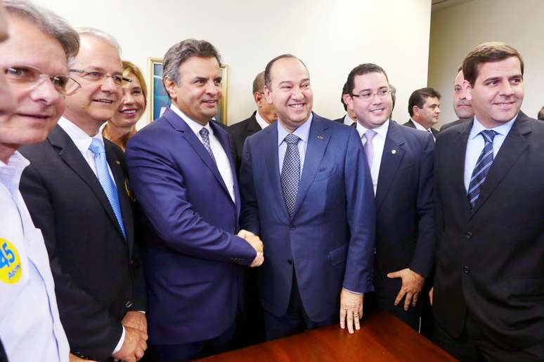 <p>Pastor Everaldo (centro dir.)&nbsp;anuncia apoio a A&eacute;cio Neves (centro esq)</p>