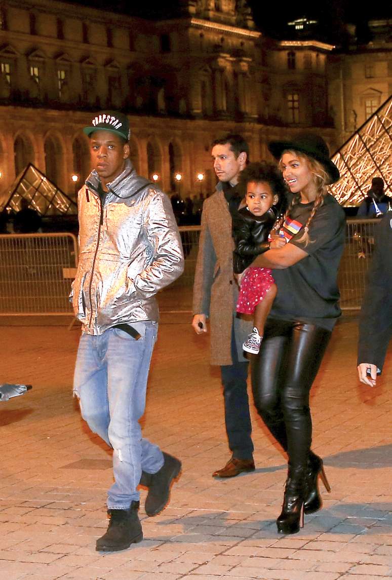 Beyoncé e Jay-Z passeiam com filha em Paris 