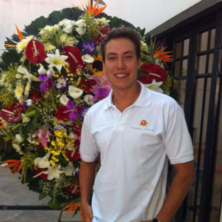 Uma experiência ruim em uma data já bastante difícil  a perda do avô  foi o que motivou o empreendedor Eduardo Gouveia, 28 anos, a abrir seu primeiro negócio em 2010: um e-commerce de coroas de flores