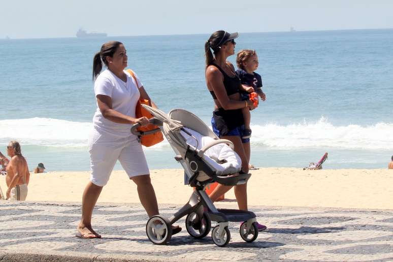 Filho de Eike toma água de coco 