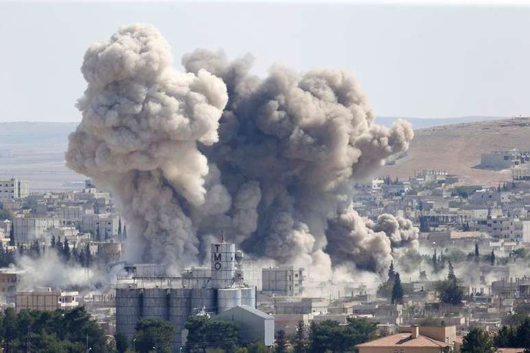 <p>Fuma&ccedil;a vista em Kobane&nbsp;ap&oacute;s ataque a&eacute;reo de coaliz&atilde;o liderada pelos EUA</p>