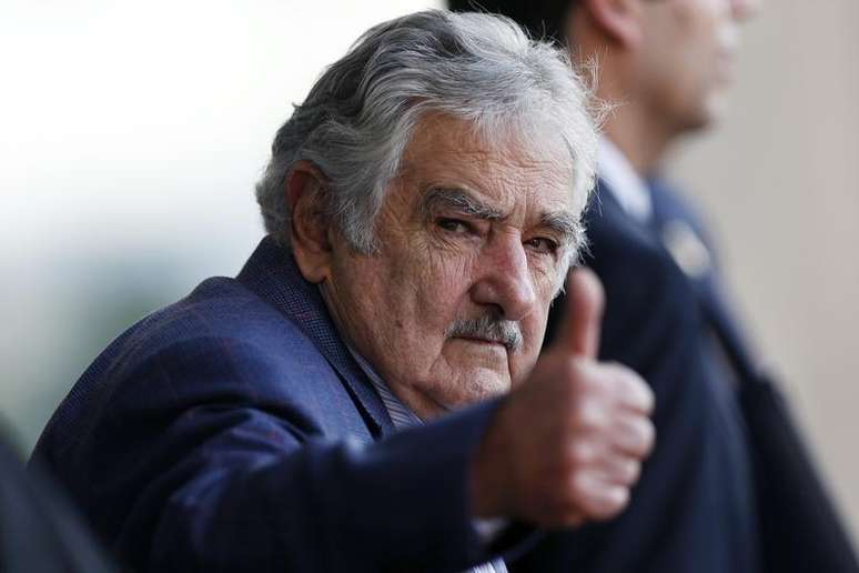 <p>Presidente uruguaio Jos&eacute; Mujica acena em Bras&iacute;lia durante c&uacute;pula em 16 de julho&nbsp;</p>