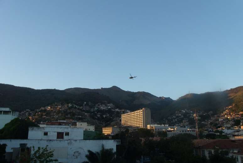 <p>Dois helicópteros orientam policiais em terra</p>