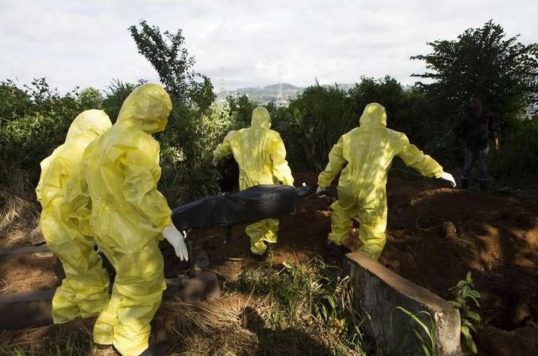 <p>Coveiros enterram vítimas do ebola em Serra Leoa</p>