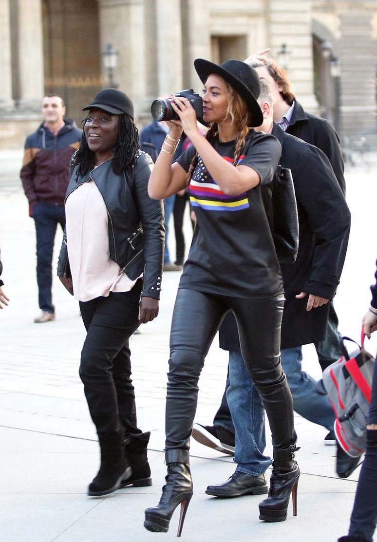 Beyoncé e Jay-Z passeiam com filha em Paris 