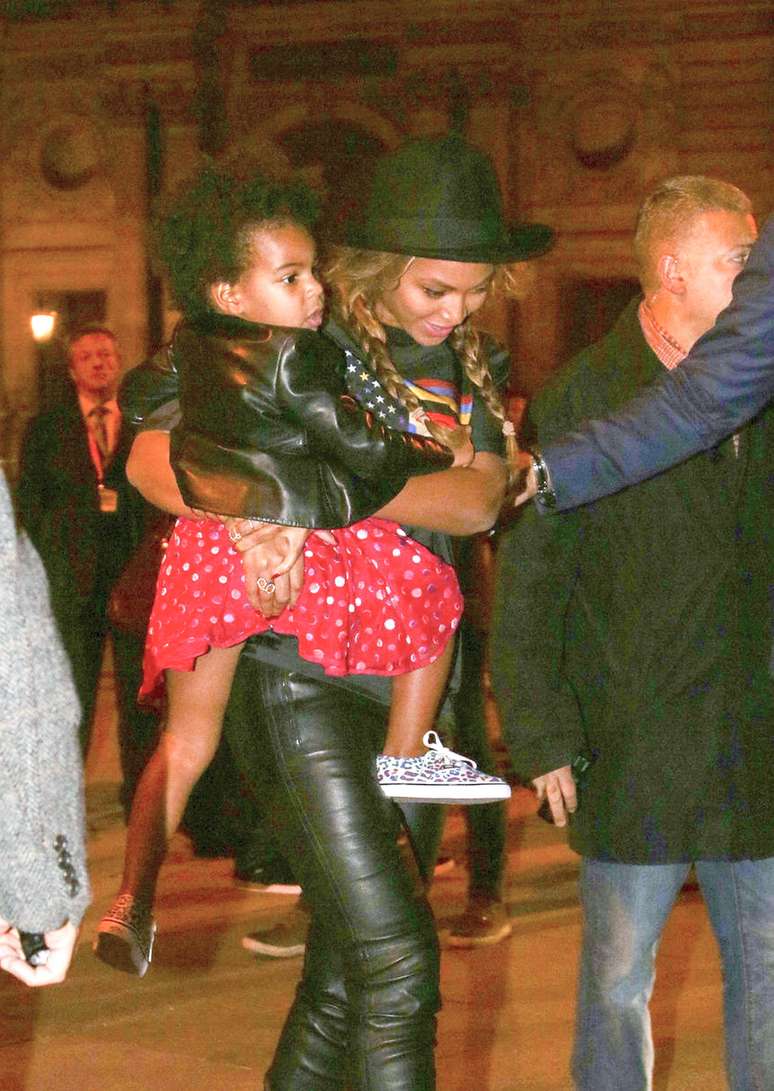 Beyoncé e Jay-Z passeiam com filha em Paris 