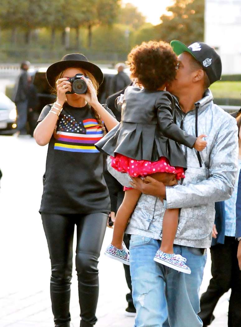 Beyoncé e Jay-Z passeiam com filha em Paris 