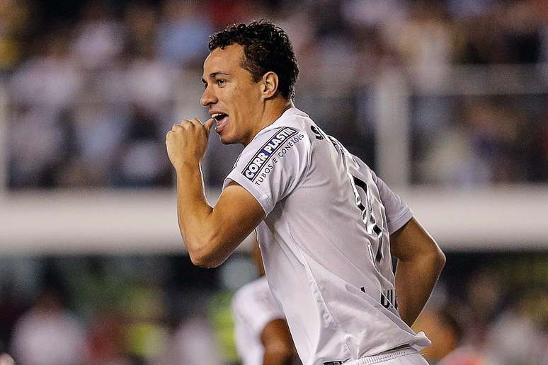Leandro Dami&atilde;o comemora gol marcado na Vila Belmiro