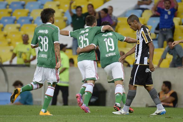 <p>Jogadores do Palmeiras comemoram gol de Henrique na vit&oacute;ria por 1&nbsp;a 0 diante do Botafogo, no Maracan&atilde;, pela 27&ordf; rodada do Campeonato Brasileiro.</p>