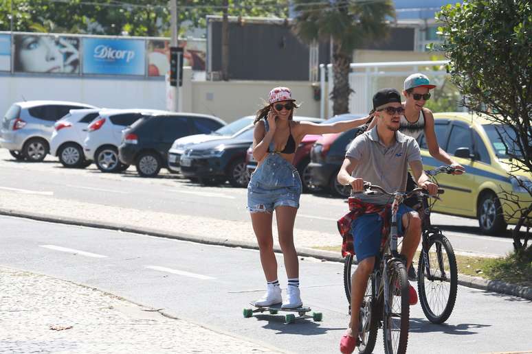 Bruna Marquezine anda de skate no Rio de Janeiro 