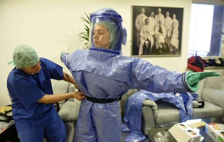 Funcionários de hospital na Alemanha vestem roupa especial para tratamento de pacientes isolados com ebola
