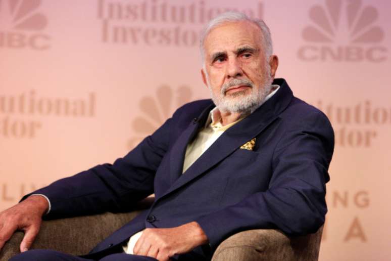 <p>Com 53 milhões de ação da Apple, Carl Icahn pede para a Apple comprar os papéis de seus acionistas usando o dinheiro que tem em caixa</p>