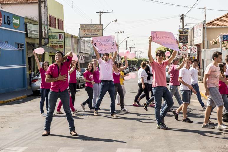 <p>Alunos representam o autoexame masculino </p>