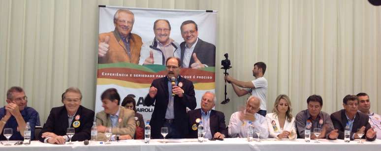 <p>Jos&eacute; Ivo Sartori anuncia apoio ao candidato do PSDB &agrave; presid&ecirc;ncia&nbsp;durante&nbsp;ato&nbsp;com partidos de sua coliga&ccedil;&atilde;o e os apoiadores do segundo turno, em um hotel de Porto Alegre</p>