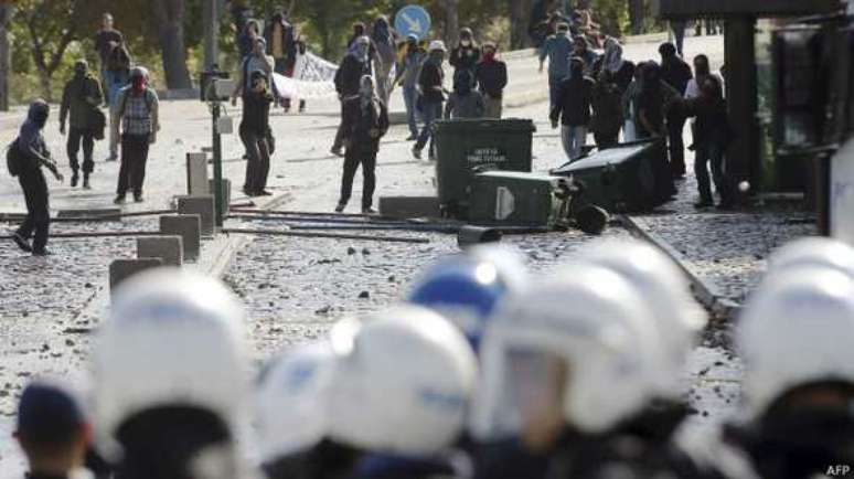 <p>Turcos t&ecirc;m protestado pela falta de a&ccedil;&atilde;o do pa&iacute;s na S&iacute;ria</p>