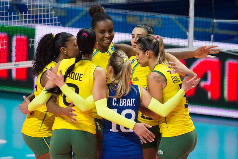 Brasil faz festa com ponto conquistado em duelo contra Rep&uacute;blica Dominicana