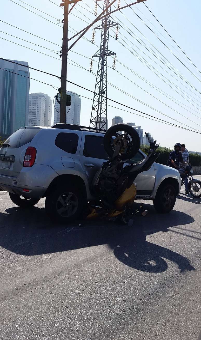 <p>Carro e moto colidiram na Marginal Pinheiros, na altura da USP</p>