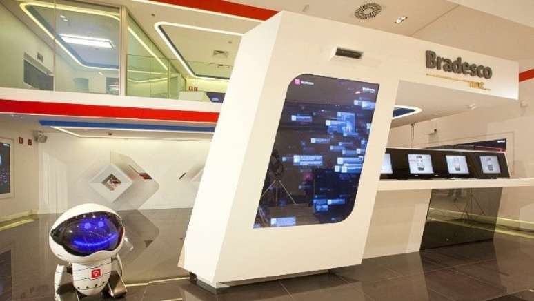 Agência do Bradesco em São Paulo tem robô e paredes com telas sensíveis ao toque