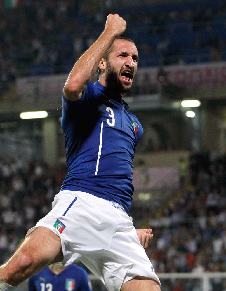 Chiellini fez dois gols a favor e um contra em vitória da Itália