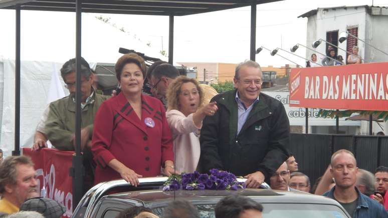 Dilma percorreu trajeto de uns 700 metros em um carro cumprimentando a população e distribuindo flores